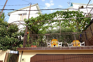 Гостевые дома Лазаревского с парковкой, "У Натальи" с парковкой - фото