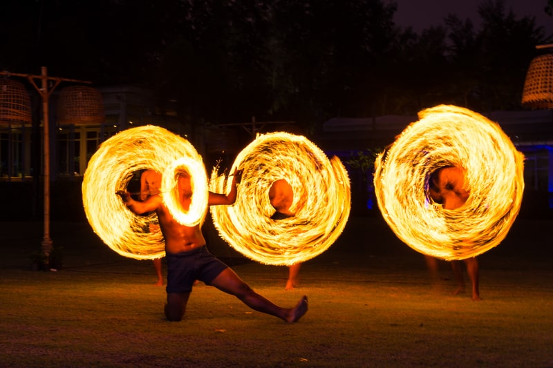 Огненное шоу — элемент конкурсной программы фестиваля фейерверков Ростех 2025