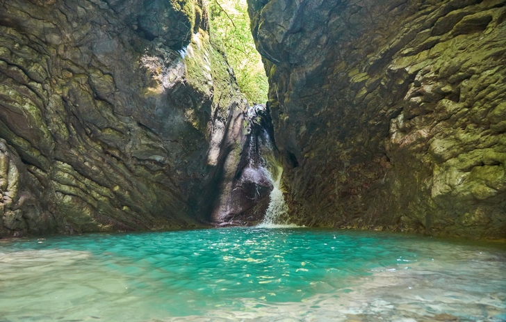 Озеро и водопад в лесу Сочи