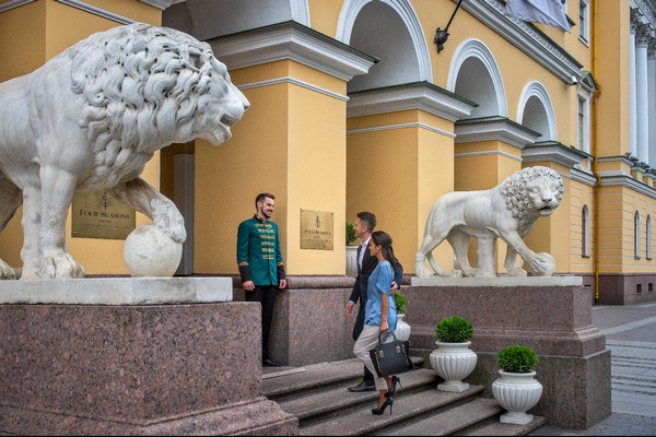 Вход в отель Four Seasons Lion Palace с приветствием персонала