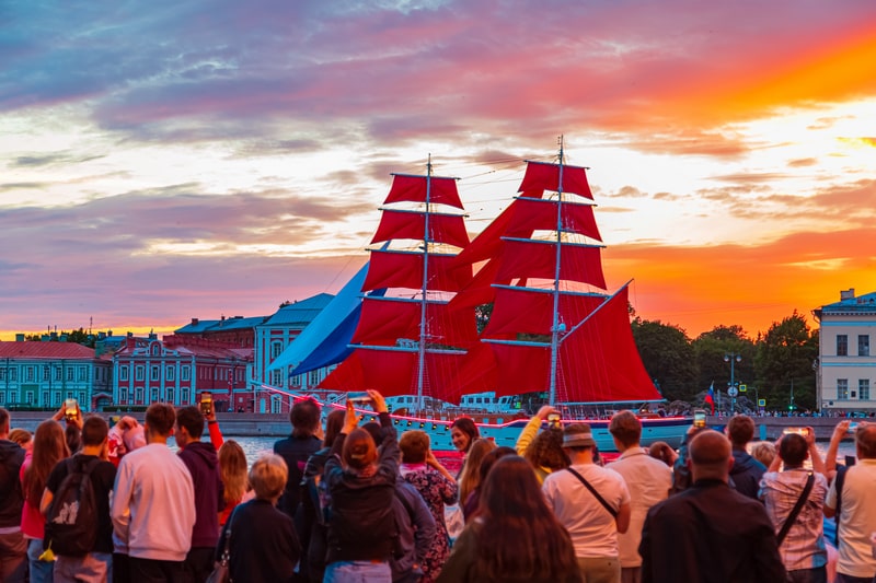 Панорамный вид на Неву и мосты Санкт-Петербурга — лучшие точки съёмки Алых парусов