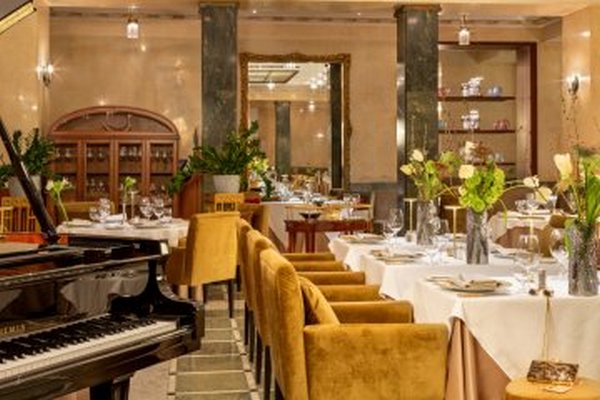 Ресторан «Икорный бар» в Grand Hotel Europe — живая музыка и высокая кухня