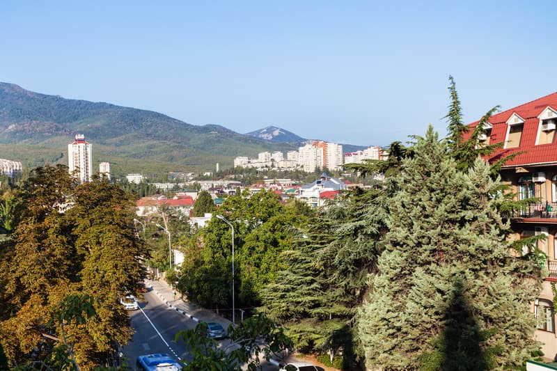 Алушта в бархатный сезон: спокойный уют и доступный отдых