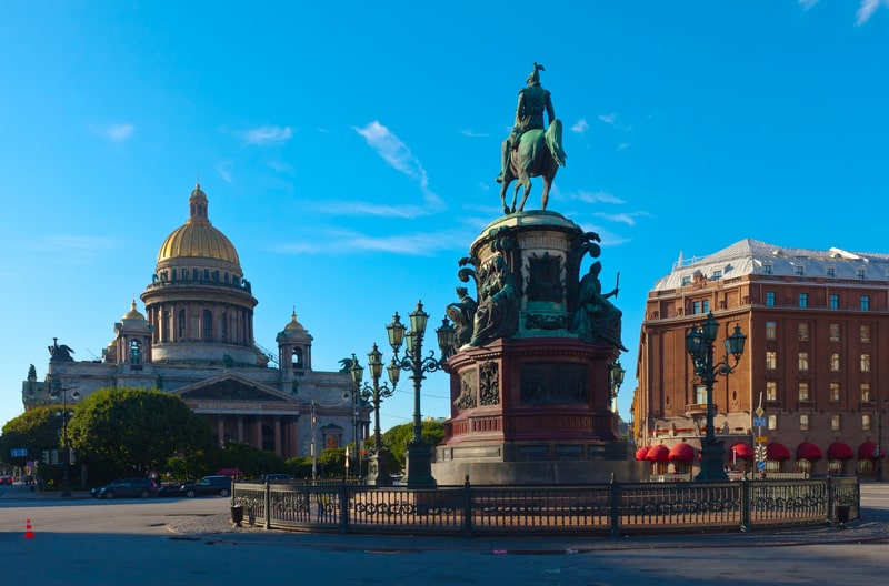 Монумент Николаю I на фоне города Санкт-Петербурга