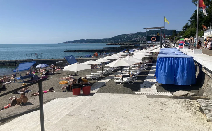  Шезлонги, зонты и шатры на пляже «Альбатрос»