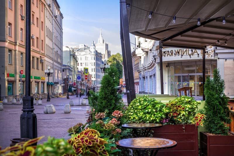 Кафе на Арбате летом в Москве