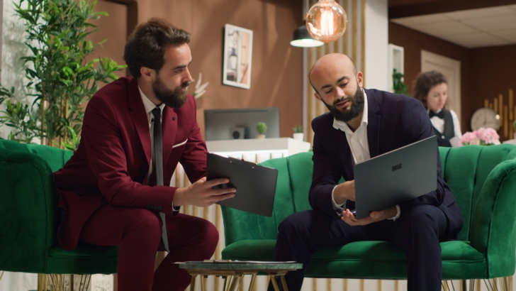 На фотографии изображена команда отеля