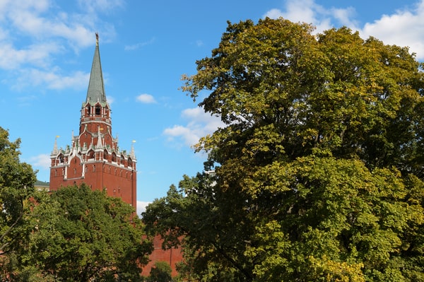 Троицкая башня Кремля в высокий сезон (май-сентябрь)