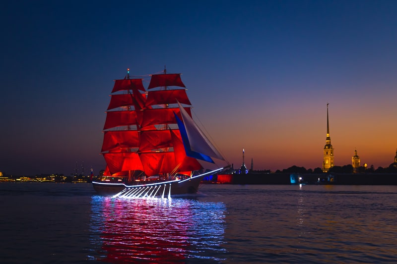 Бриг с алыми парусами на Неве во время фестиваля выпускников в Петербурге