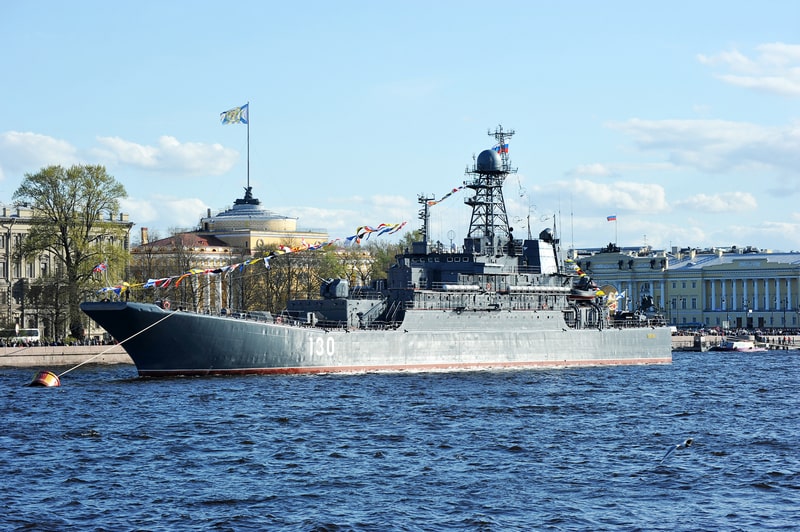 Парад военных кораблей на Неве в Санкт-Петербурге