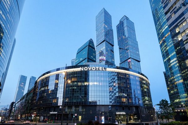 Отель Novotel в Москва-Сити рядом с небоскрёбами и метро