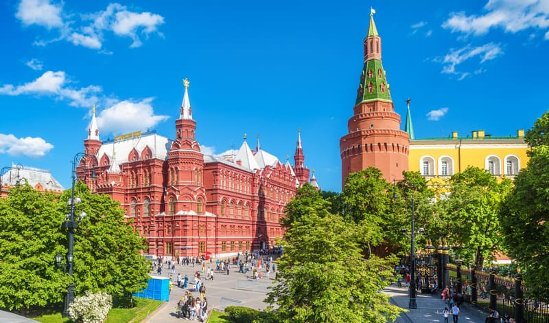 Панорама Манежной площади у Кремля летом — пространство книжного фестиваля в Москве