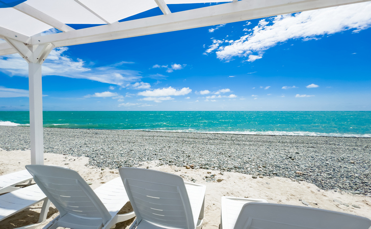 шезлонги на пляже