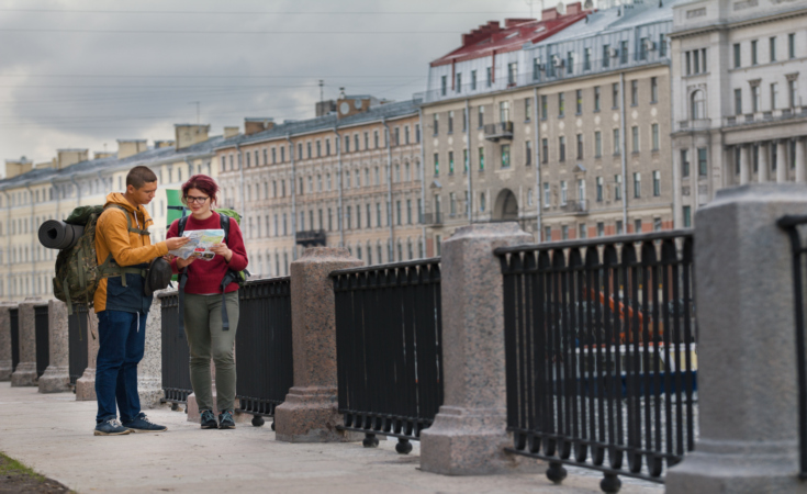 Туристы гуляют по Санкт-Петербургу 
