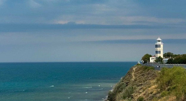 Набережная и маяк