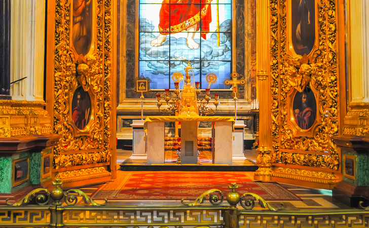 Алтарь для богослуженийй в Санкт-Петербурге
