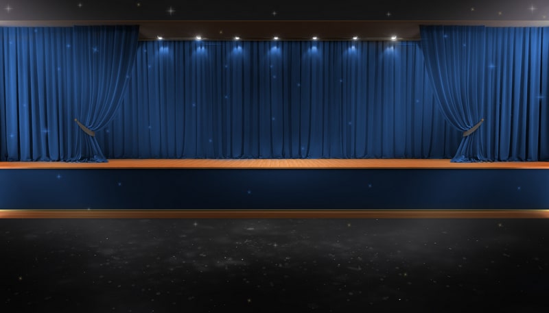 Театральная сцена в ожидании премьерных постановок