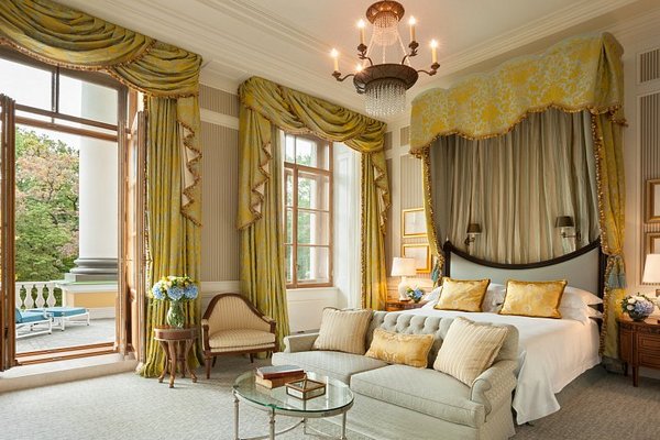 Люкс с террасой и видом на сад в Four Seasons Lion Palace