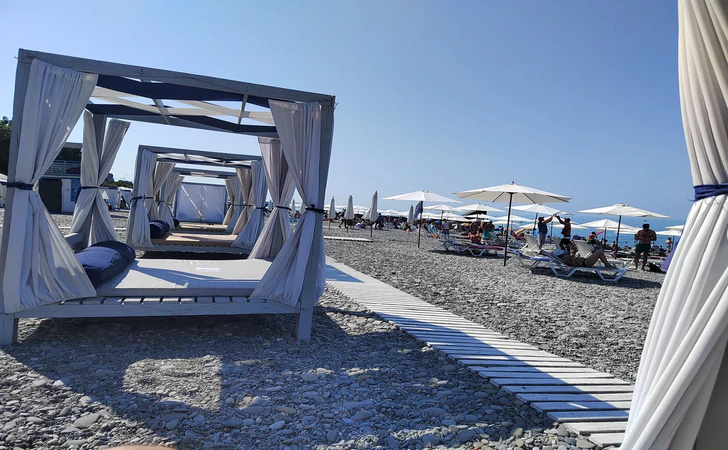 Шезлонги и зонты на пляже «Ласточка»