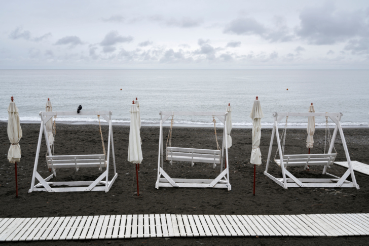 Пляж в Сочи с лежаками