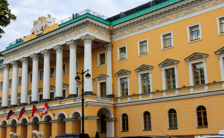 Фасад Four Seasons Hotel Lion Palace в центре Санкт-Петербурга