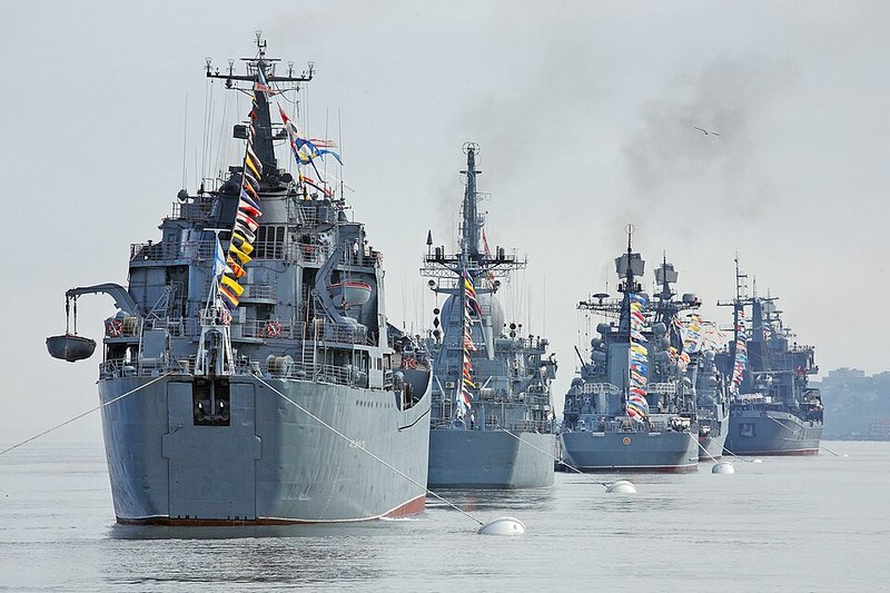 Парад кораблей на Неве во время Фестиваля ледоколов 2025 в Санкт-Петербурге