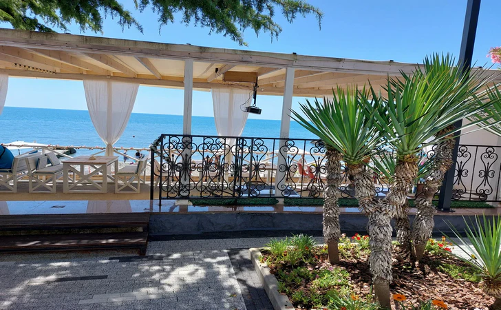 Кафе «Мидийная личность»