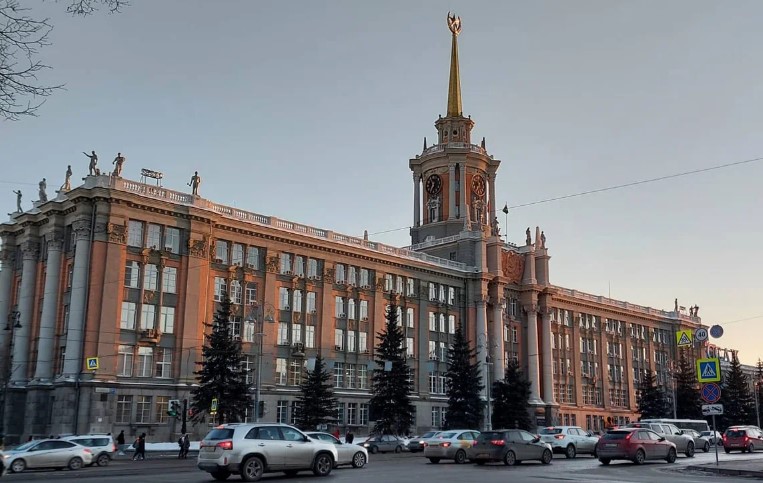 Народные гулянья и ледовые городки в центре Екатеринбурга