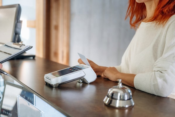 Оплата на ресепшн отеля — стоимость проживания и сервис 2025