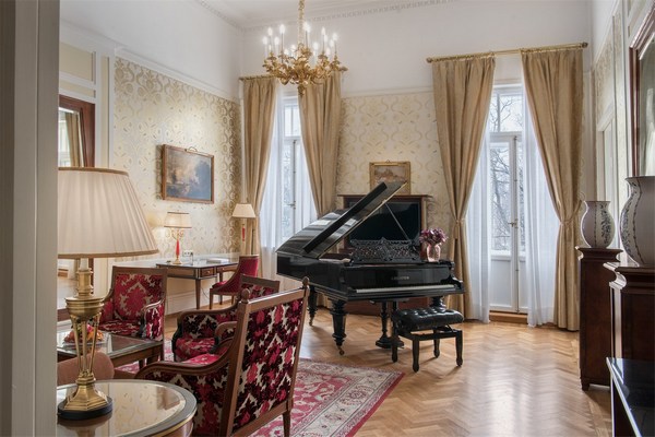 Люкс-апартаменты с роялем в Grand Hotel Europe