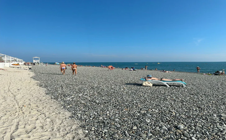 Пляж «Radisson»: белый песок и галька