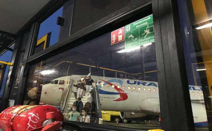 Прибытие пассажиров в аэропорт Сочи