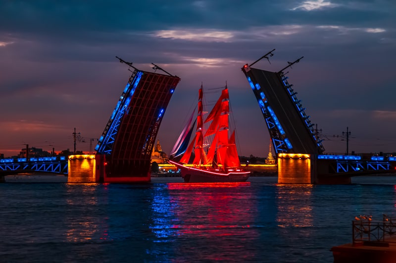 Фестиваль «Алые паруса»: парусник проплывает под разведённым Дворцовым мостом в белую ночь