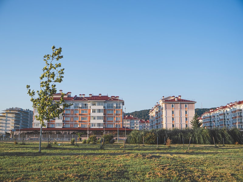 Панорамный вид на здания курорта в Адлере