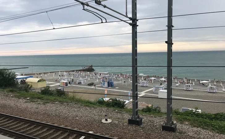 Железная дорога у пляжа «Ласточка»