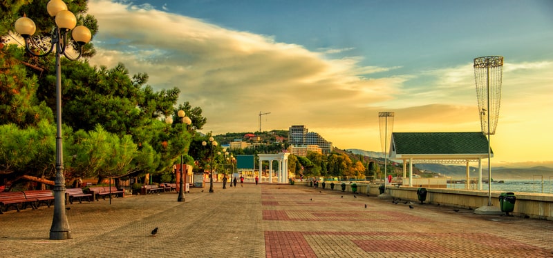 Городская набережная улицы Ленина в Алуште
