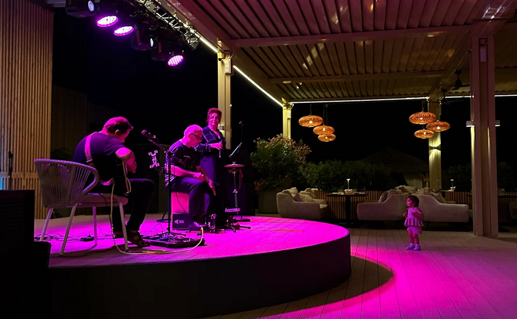 Выступление артистов на пляже «Мандарин»