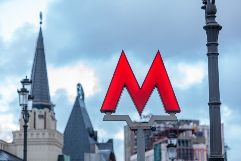 Символ метро в Москве — часть системы городского транспорта 2025 года