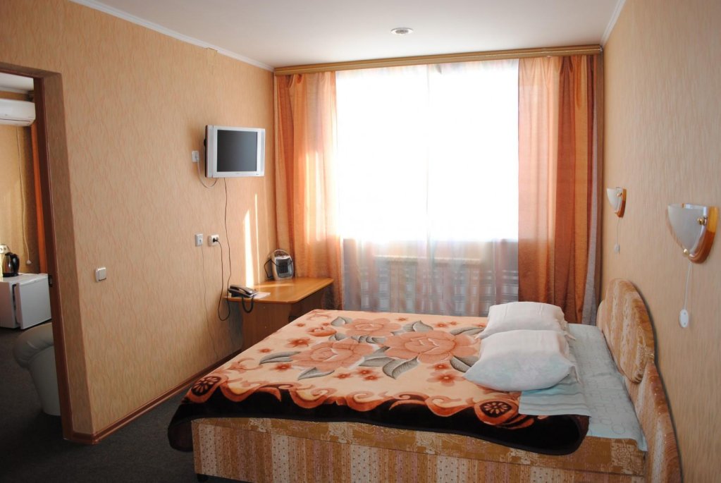 "Центральная" гостиница в Лесозаводске - фото 1