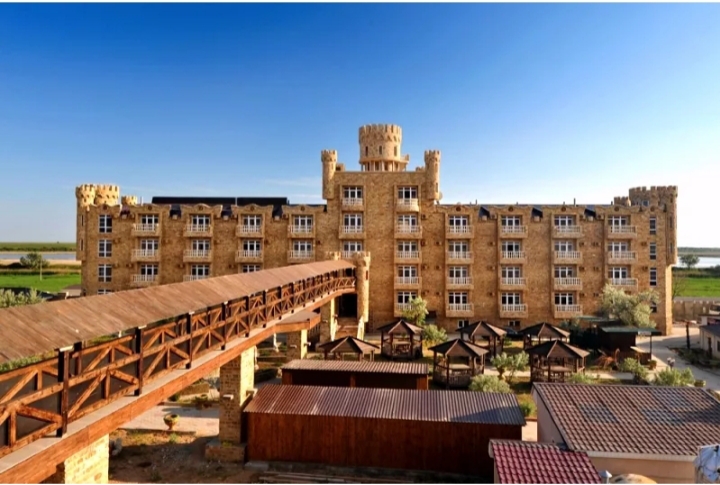 "Замок Аров" отель в Пересыпи - фото 1