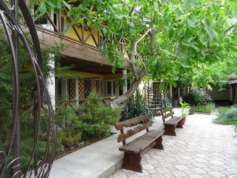 "Тенистый дворик" гостевой дом в п. Черноморское - фото 4