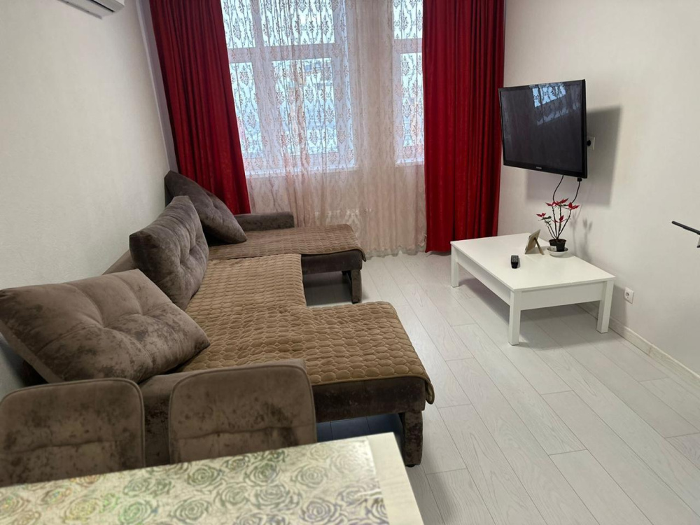 "Уютная на Чаркова 87" 1-комнатная квартира в Тюмени - фото 1