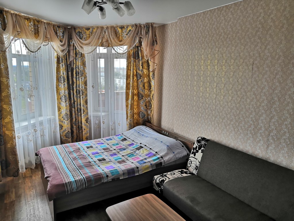 "Высотка" 1-комнатная квартира в Пскове - фото 2