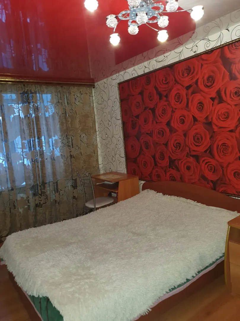 "Уютная в центре города" 2х-комнатная квартира в Североуральске - фото 1