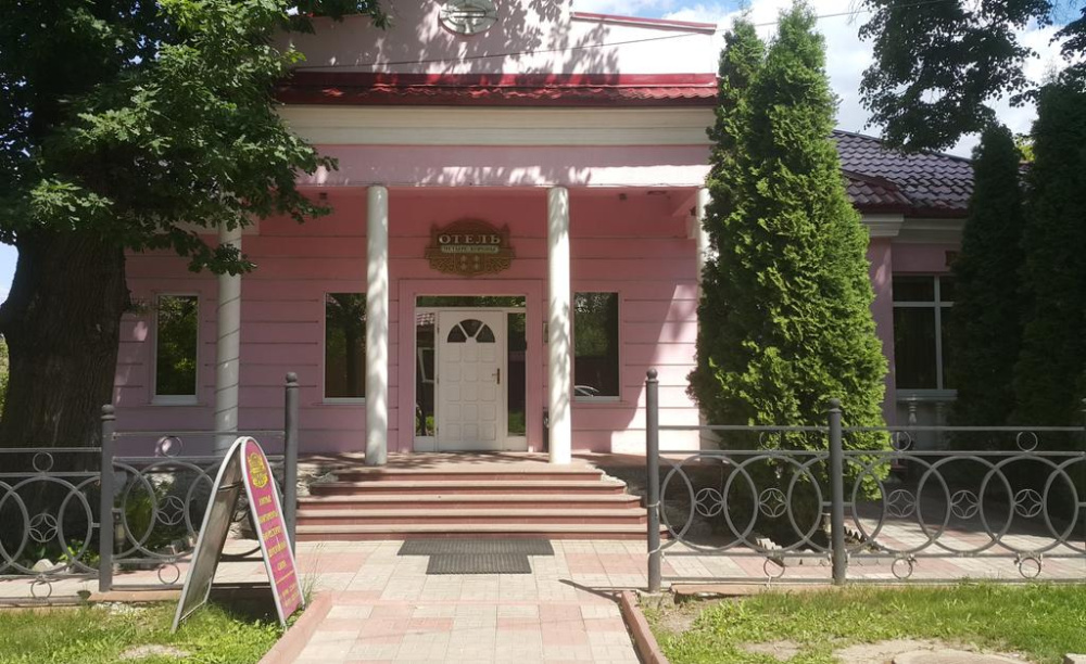 "Четыре Короны" отель в Дмитрове - фото 1