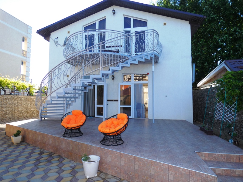 "Клевое место" гостевой дом в Кучугурах - фото 1