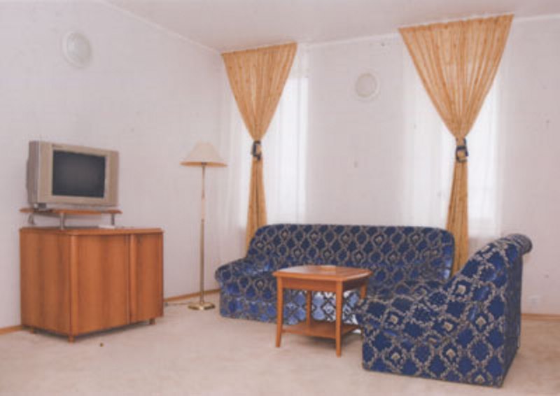 "Гостиный двор" гостиница в п. Лососина (Советская Гавань) - фото 1