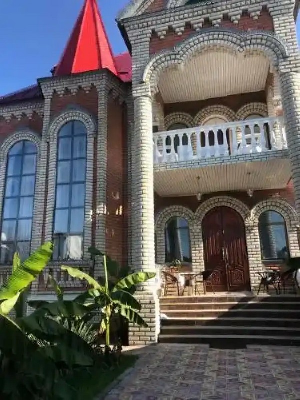 "Замок" гостиница в Майкопе - фото 1