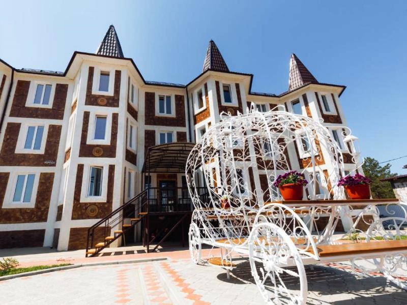 "White Carriage Inn" отель в Горячинске - фото 1