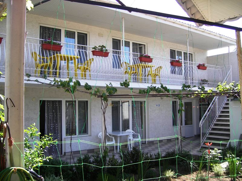 "Калинина 15" гостевой дом в Феодосии, ул. Калинина, 15 - фото 1